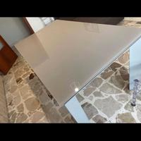 Tavolo , frigo ,divano, pezzi da cucina ,parete at