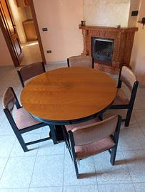 Tavolo apribile con sedie