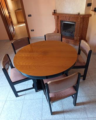 Tavolo apribile con sedie