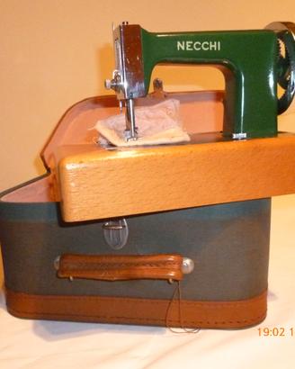 Macchina da cucire NECCHI in miniatura
