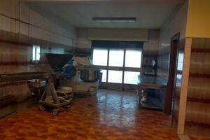 Immobile con due forni a legna lungo la strada