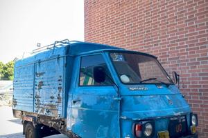 APE CAR P2 PIAGGIO 1980 CABINATO FOOD TRUCK 4 PORT