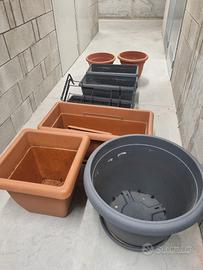 Vasi in plastica di varie forme e dimensioni
