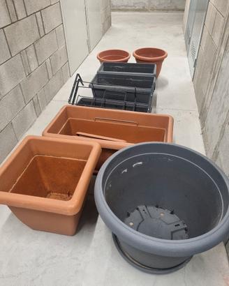 Vasi in plastica di varie forme e dimensioni