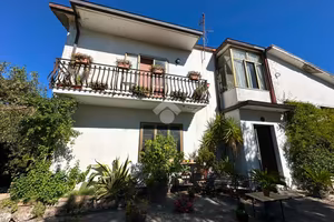 CASA SEMINDIPENDENTE A MONTESARCHIO