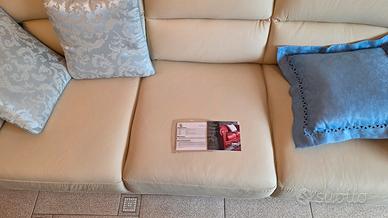  2 DIVANI IN PELLE BEIGE 2 E 3 POSTI