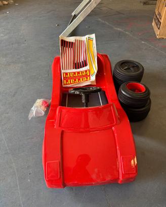 Modello Macchina a pedali Ferrari in plastica
