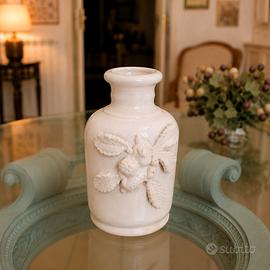 Vaso ceramica bianca con decoro in rilievo