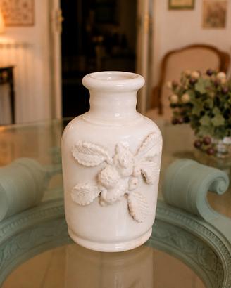 Vaso ceramica bianca con decoro in rilievo