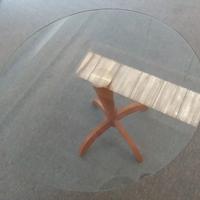 Tavolino in faggio con piano in cristallo