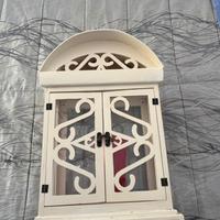 Lanterna di legno e vetro fatta a mano