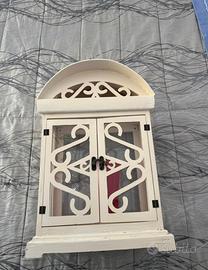 Lanterna di legno e vetro fatta a mano