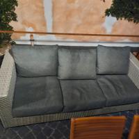 divano da giardino in vimini  con tavolo 