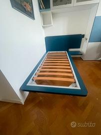 Letto singolo moderno con maxi testiera e comodino