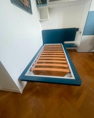 Letto singolo moderno con maxi testiera e comodino