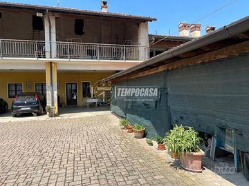 CASALE SU TRE LIVELLI E ARIA ESTERNA IDEALE PER RE