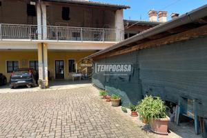 CASALE SU TRE LIVELLI E ARIA ESTERNA IDEALE PER RE