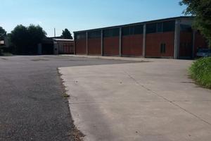 Capannone fronte strada con ampia area