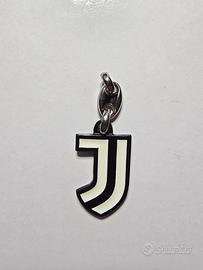 Ciondolo charm Juventus logo "J" bianco e nero