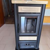 Stufa a legna in ceramica