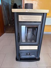 Stufa a legna in ceramica