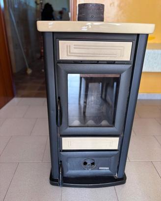 Stufa a legna in ceramica