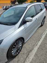 ford focus sw st line