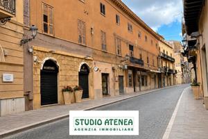 Via Atenea Centro:Palazzo Storico 1300 Mq