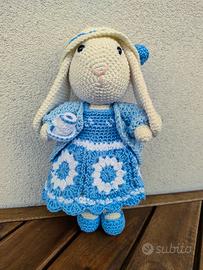 Pupazzo peluche coniglietta amigurumi a uncinetto