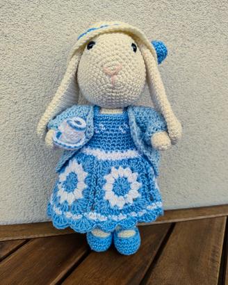 Pupazzo peluche coniglietta amigurumi a uncinetto