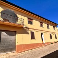 Casa indipendente bilivelli con ampio cortile