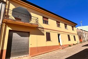 Casa indipendente bilivelli con ampio cortile