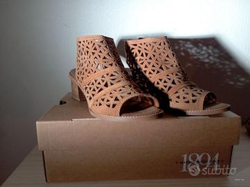 Scarpe traforate in pelle