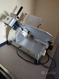 un'affettatrice professionale NOAW modello 275 