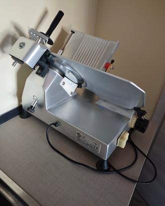 un'affettatrice professionale NOAW modello 275 