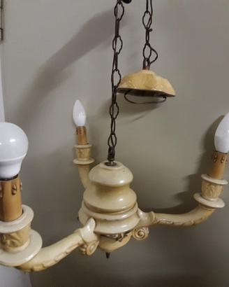 Vecchio lampadario in stile.