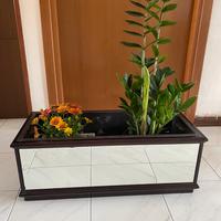 Fioriera in specchio e bordi laccati