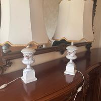 Coppia di lumi da tavolo in ceramica decorata