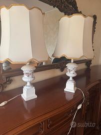 Coppia di lumi da tavolo in ceramica decorata