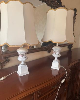 Coppia di lumi da tavolo in ceramica decorata