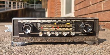 Autoradio d'epoca Grundig.
