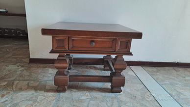 Tavolino in legno con cassetto 