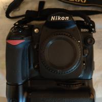 Nikon D200 con battery grip e due batterie
