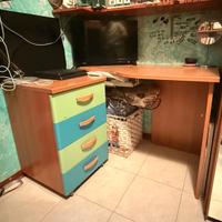 Scrivania con cassettiera