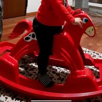 Cavallo a dondolo rosso