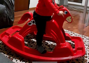 Cavallo a dondolo rosso