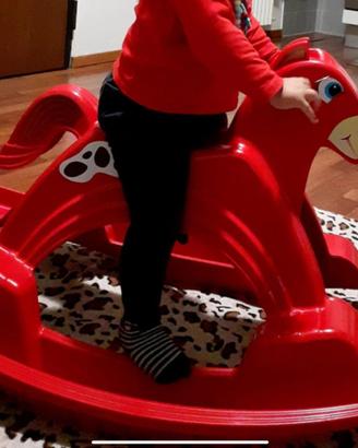 Cavallo a dondolo rosso