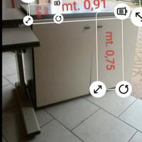 Scrivania e mobile ufficio 