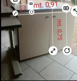 Scrivania e mobile ufficio 