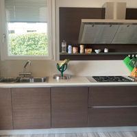 Cucina Varenna Poliform con penisola e sgabelli